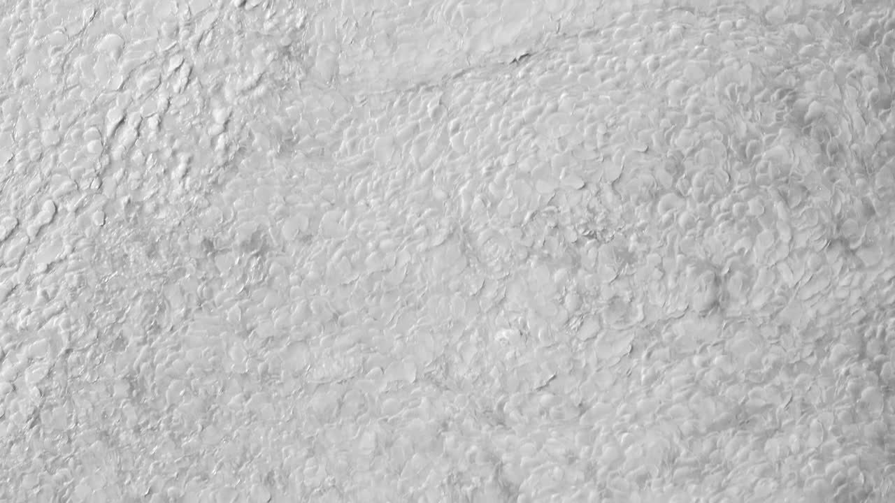 hielo congelado en olas, como se ve desde un avión no tripulado que vuela por encima de la superficie