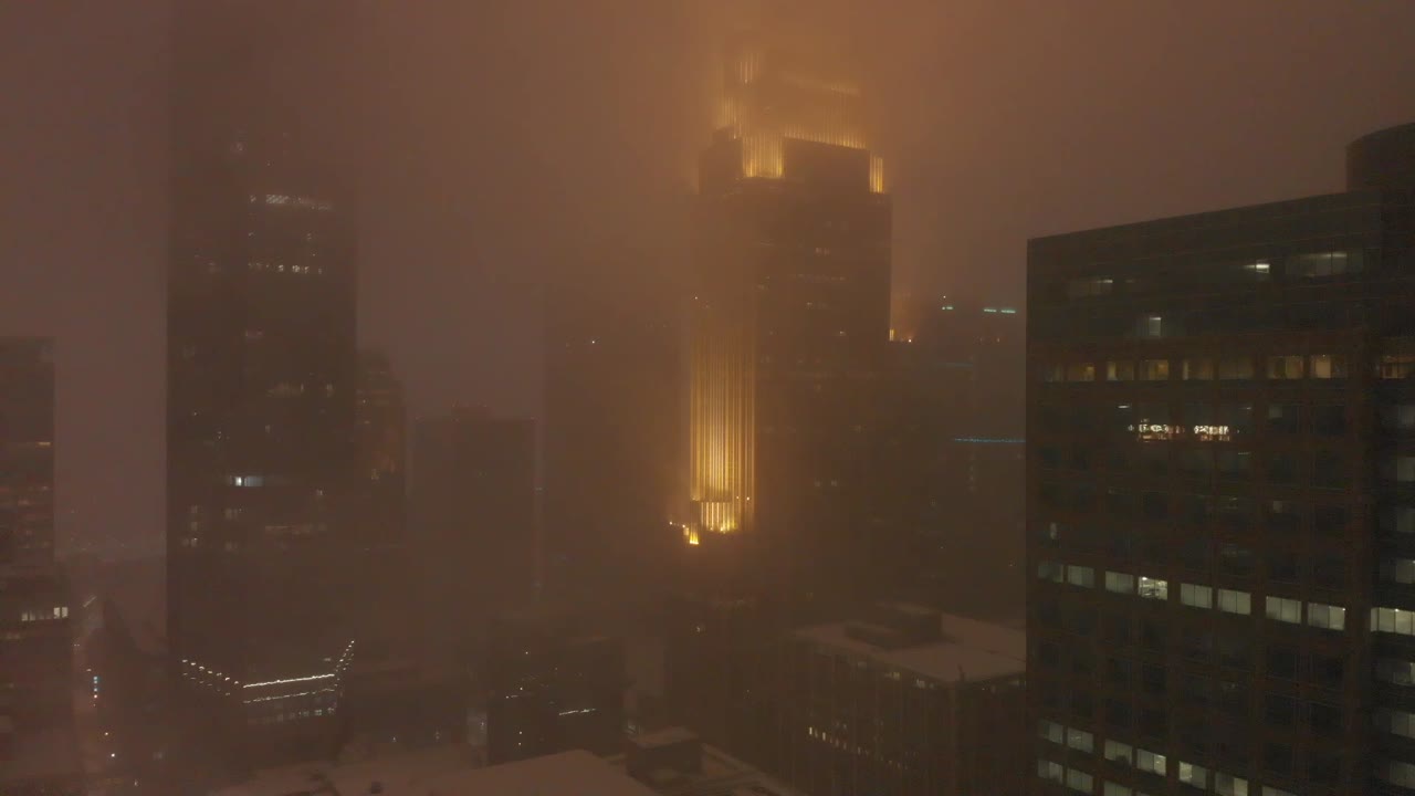edificios en el centro durante una tormenta de nieve en la noche