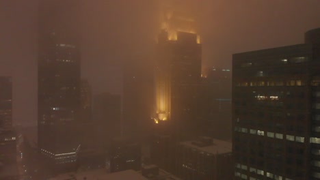 edificios en el centro durante una tormenta de nieve en la noche