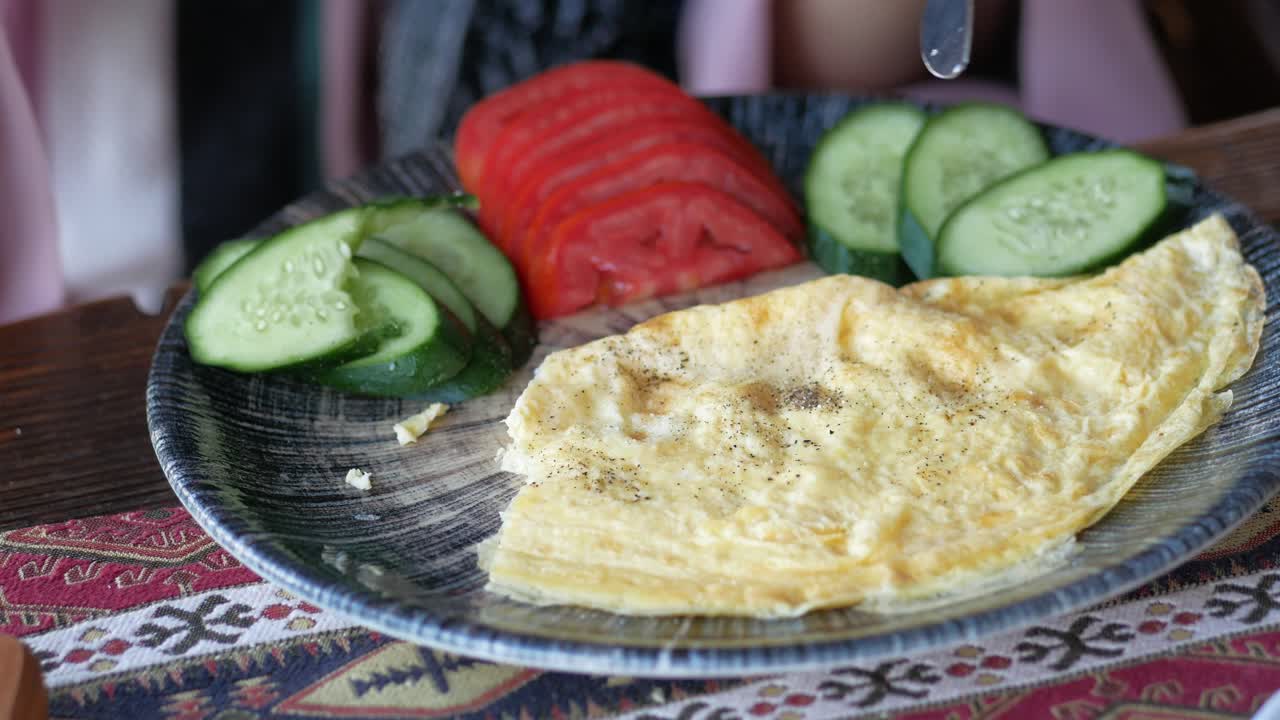 cortando una tortilla para el desayuno