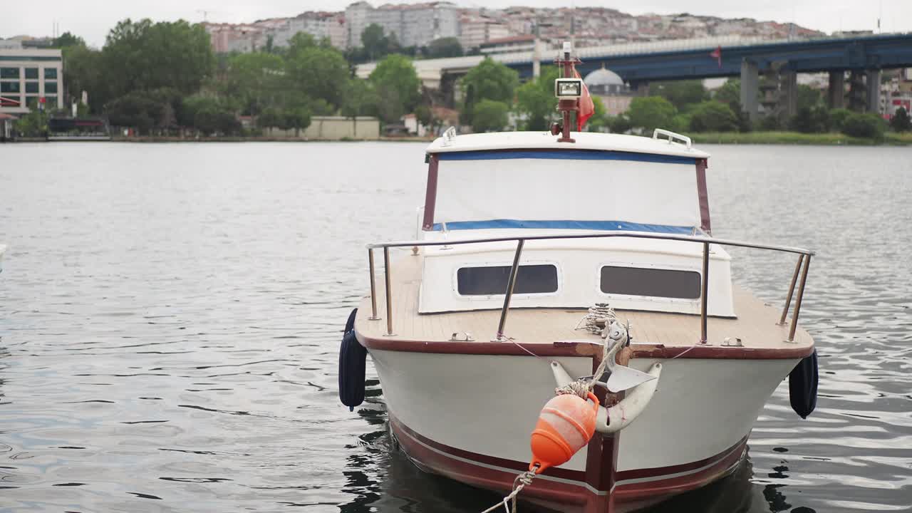 barco en un lago tranquilo con el horizonte de la ciudad