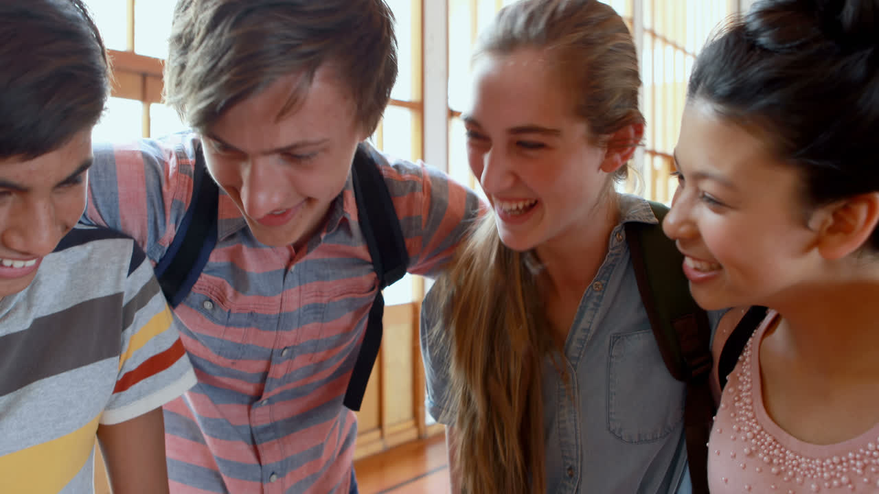 estudiantes felices de pie con los brazos alrededor