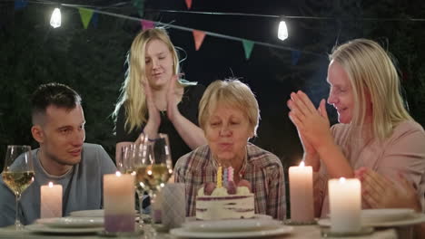 celebración de cumpleaños en familia