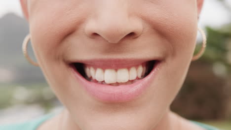 un primer plano de una feliz mujer biracial sonriendo de pie en el balcón de su casa, en cámara lenta.