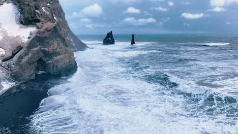 Vik-Black-Beach-Drohne-Fliegt-In-Richtung-Reynisdrangar-Felsen