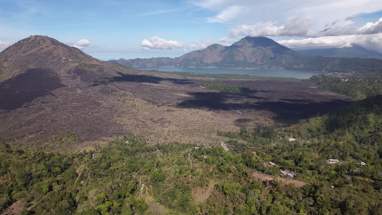 Vista aerea del vulcano Monte Batur, del lago Batur e del paesaggio lussureggiante a Bali