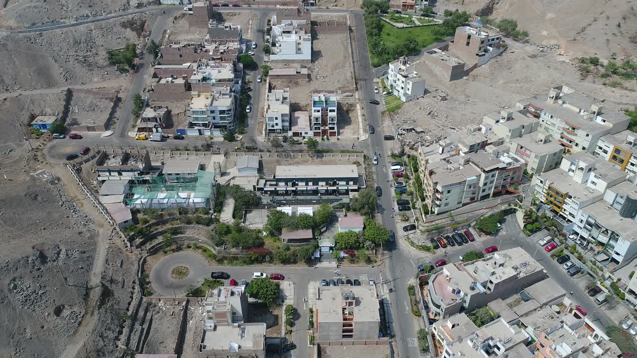 video aéreo hecho con avión no tripulado de un lugar de elecciones para la presidencia y el congreso en perú