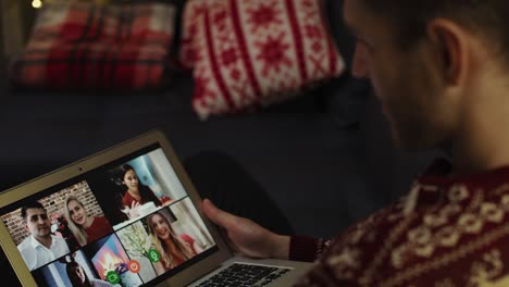 el hombre adulto tiene una charla de navidad con amigos.
