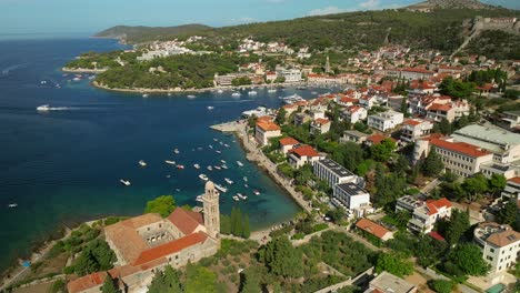 Vista-Aérea-Acercándose-Al-Sur-De-Hvar-Croacia