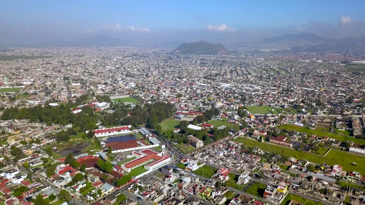 vista superior de drones del centro de la encantadora ciudad de chalco mexico, y vista del centro y las carreteras hacia la ciudad de mexico