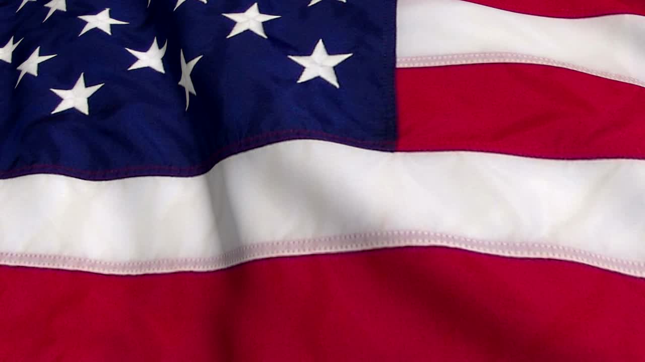 la bandera de los estados unidos está ondeando lentamente.