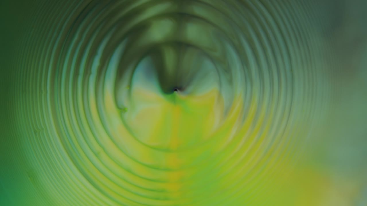 las ondas de color verde divergen sobre un fondo en movimiento.