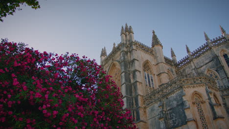 Kloster-Von-Batalha,-Wunderschönes-Gotisches-Architekturdetail-Von-Außen,-Mittlere-Aufnahme