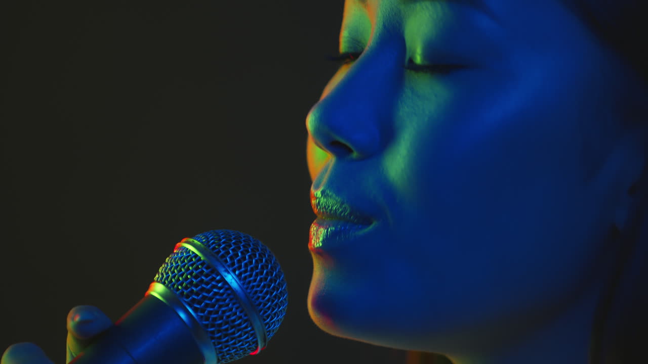 mujer cantando en el micrófono