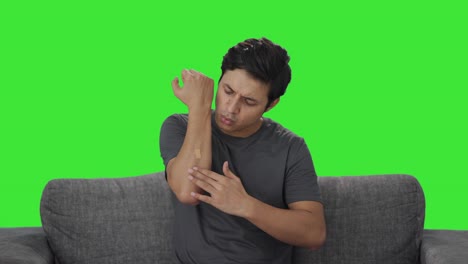 hombre indio poniendo vendaje en la herida pantalla verde