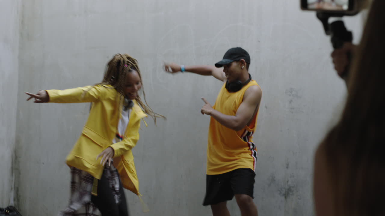 personas que bailan felices amigos multiétnicos que disfrutan bailando juntos amigos que usan teléfonos inteligentes que toman videos que comparten en las redes sociales