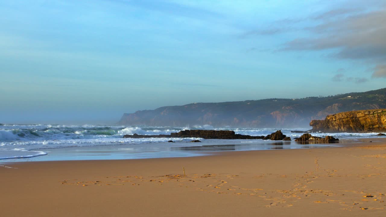 la playa de cascais guincho cerca de sintra estoril en europa durante el hermoso océano atlántico de colores vívidos de la puesta de sol
