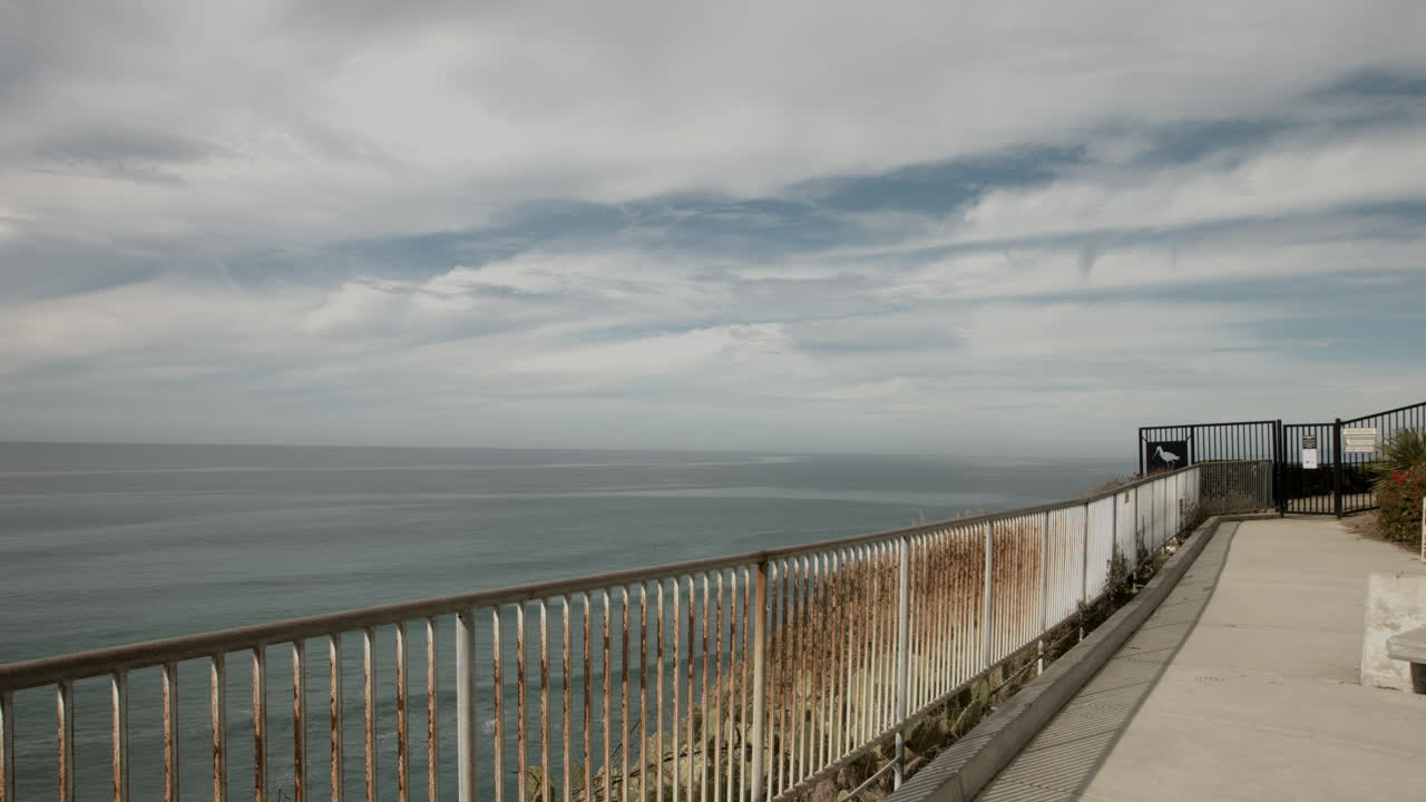 Pemandangan Laut di Encinitas, California, dengan Panorama Samudra Pasifik