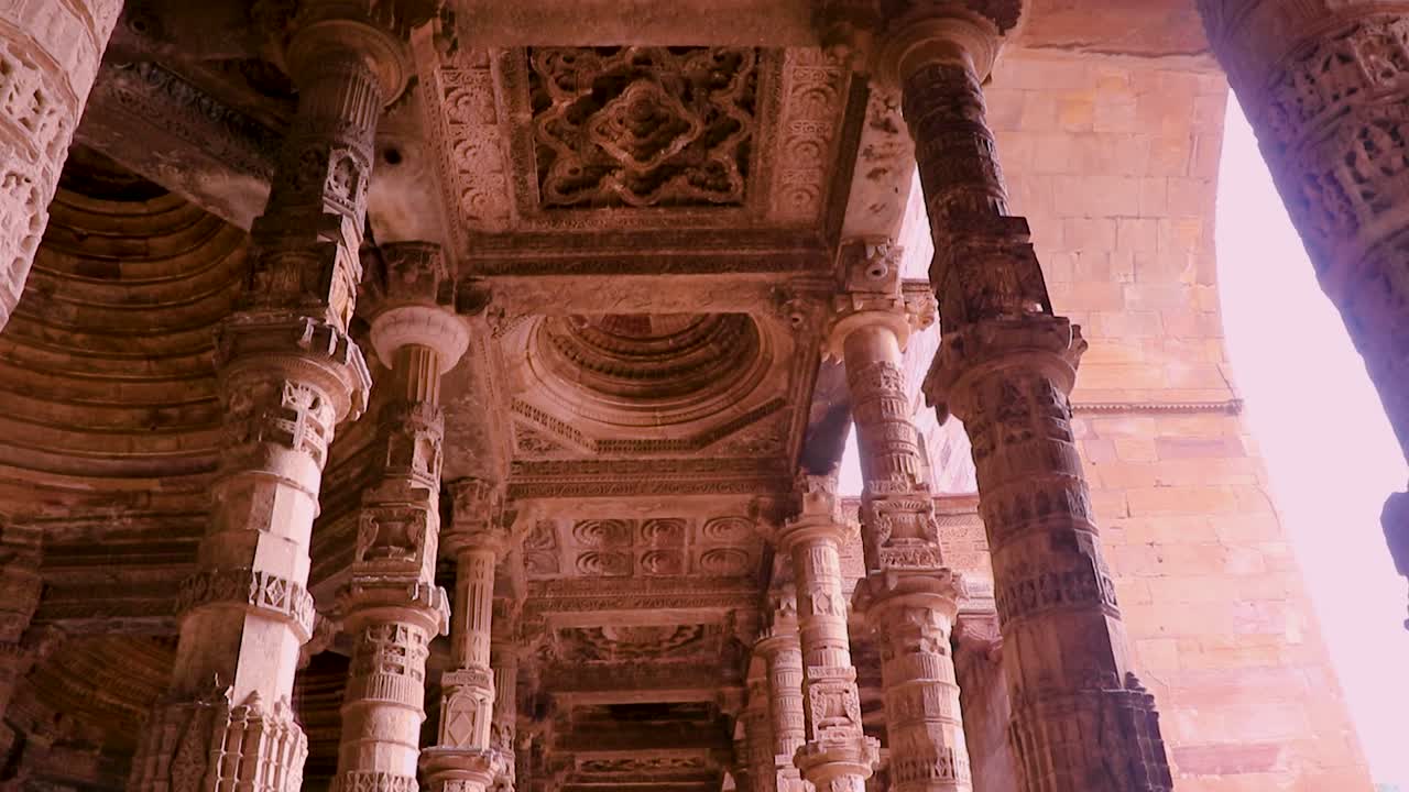 antigua gran mezquita llamada adhai din ka jhonpra arquitectura de pilares vintage desde un ángulo único el video se toma en adhai din ka jhonpra en ajmer rajasthan india el 19 de agosto de 2023