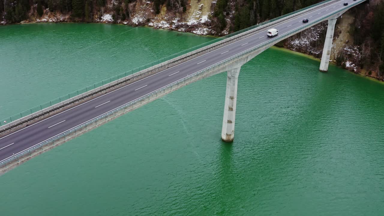 에메랄드 녹색 호수 를 가로지르는 고속도로 다리