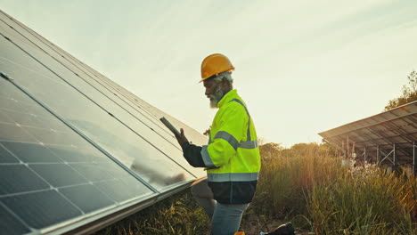 Mann-Auf-Solarpanel-Farm-Zur-Inspektion