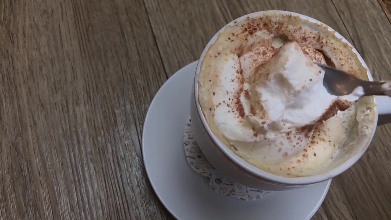 Uomo che mescola un cappuccino