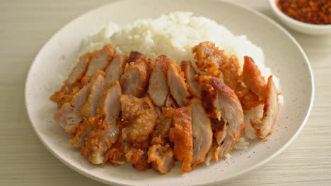 Gebratenes-Schweinefleisch-Auf-Reis-Mit-Scharfer-Dip-Sauce
