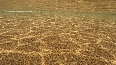 el reflejo de la luz del sol de las olas del océano brillan en la arena, patrón natural