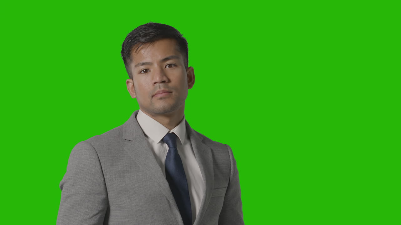 카메라 2를 보고 녹색 화면에 대 한 소송에서 심각한 사업가의 초상화