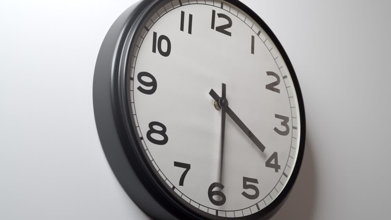 Rotazione completa del quadrante dell'orologio per 12 ore su parete bianca in time lapse