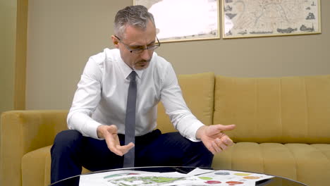 hombre preocupado leyendo carta de renuncia en la oficina