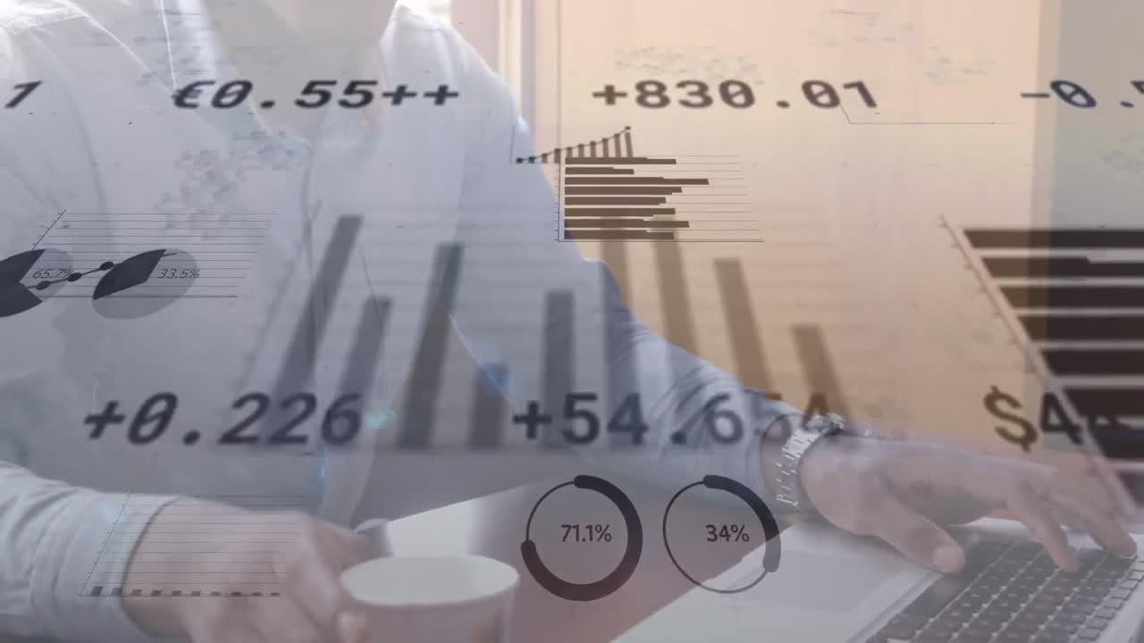 노트북을 사용하고 커피를 마시는 백인 남자가 움직이는 금융 데이터와 그래프의 애니메이션