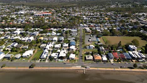 Vista-Aérea-Moviéndose-De-Izquierda-A-Derecha,-De-Sandgate-Y-Brighton-Waterfront-En-Un-Día-Soleado,-Brisbane,-Queensland,-Australia