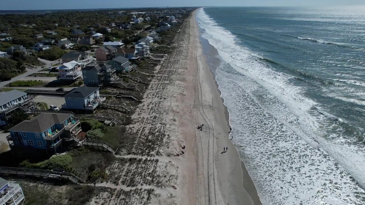 Ripresa aerea della costa a Emerald Isle, Carolina del Nord