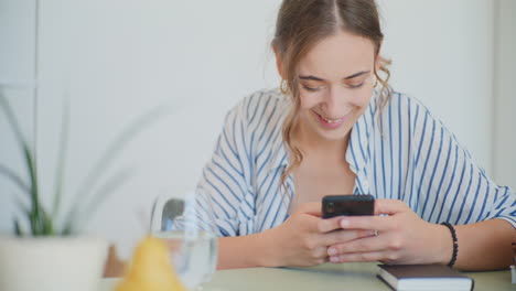 mujer sonriente navegando por las redes sociales en el escritorio