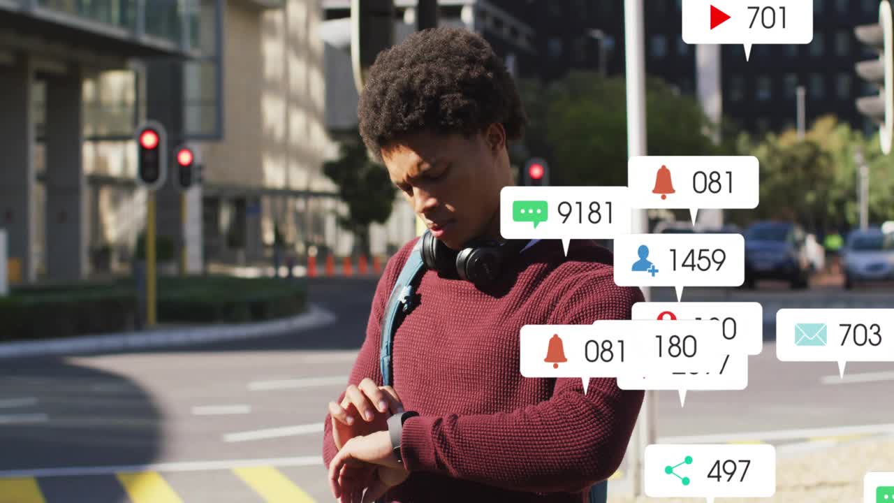 Pedone che tocca uno smartwatch sulle strisce pedonali, generando icone di notifica per la gestione degli avvisi tecnologici.
