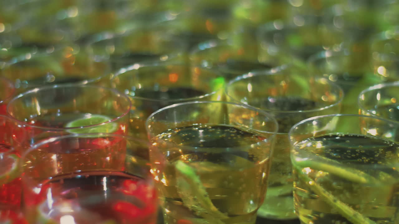 cócteles con trozos de limón y lima, bebidas no alcohólicas con frutas frescas