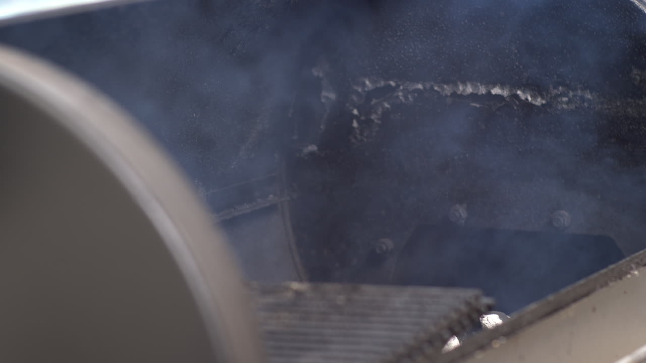 오프 ⁇  흡연기 bbq 구 ⁇ 이에서 나오는 느린 움직임의 연기가