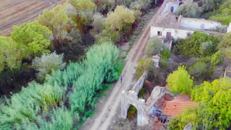 Drohnenschuss-Fliegt-über-Verlassene-Ruinen-In-Portugal