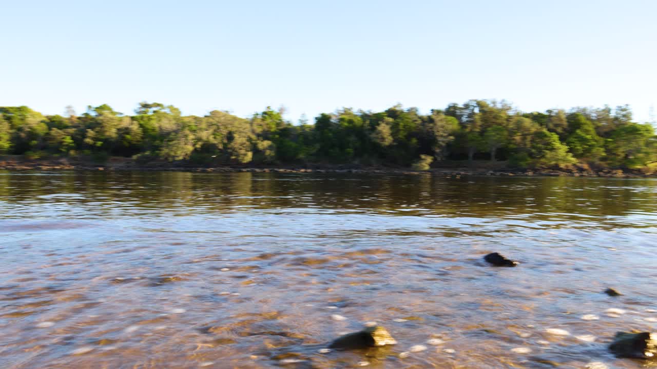vista panorámica de un río que fluye sobre las rocas