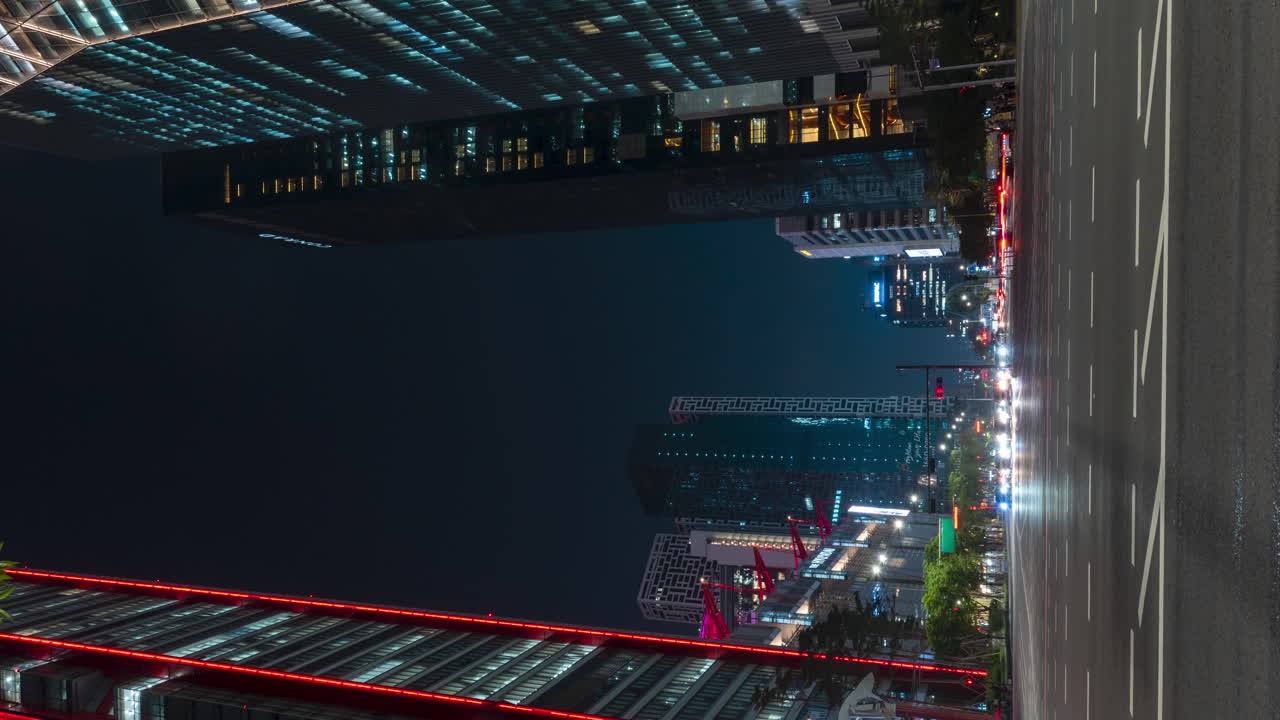 tráfico nocturno ocupado en el distrito comercial de yeouido por parque