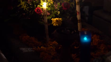 quemar hierbas en tazas tradicionales quemando al aire libre en un cementerio en méxico durante el dia de los muertos