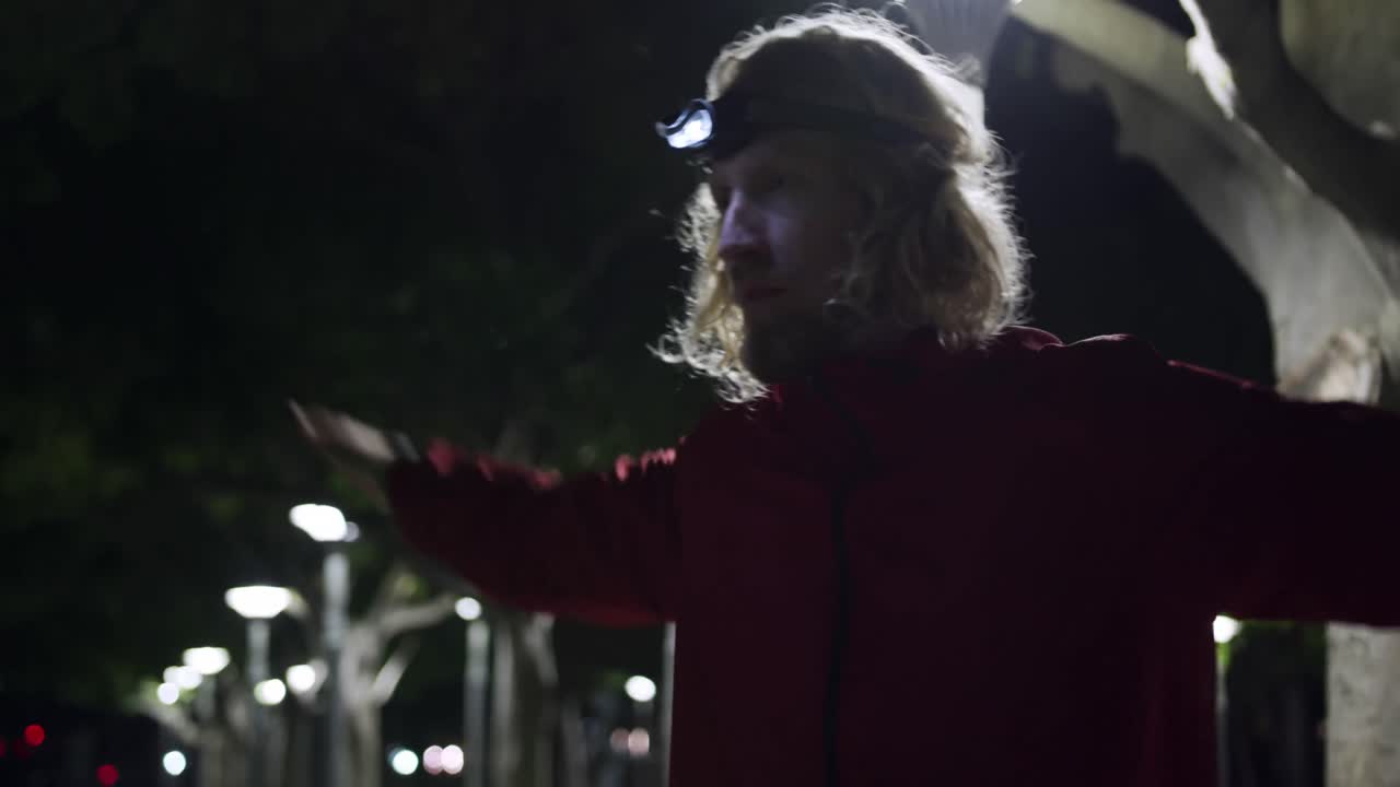 спортивный кавказский мужчина тренируется на улице