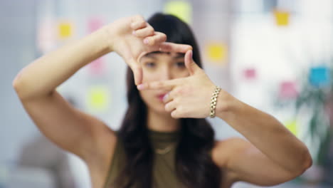 una joven mujer de negocios atractiva haciendo un dedo