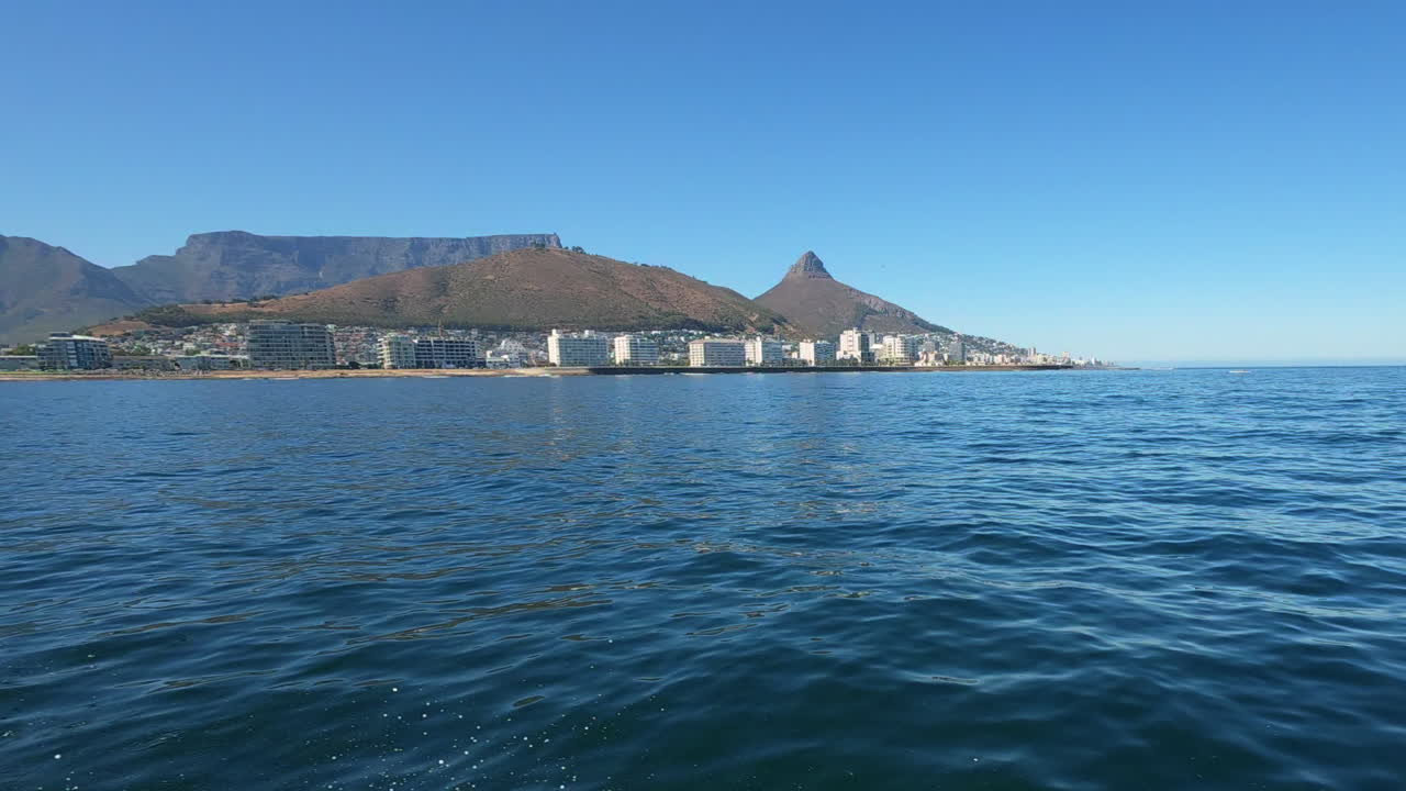 Sfrecciando lungo la costa di Città del Capo su un motoscafo, con una vista meravigliosa sulle montagne e sulla città