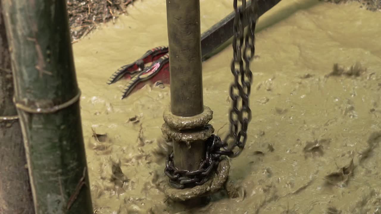 instalando una bomba de agua en un pueblo remoto de áfrica cerca de la mano de obra trabajando