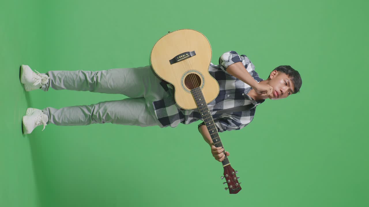 Uomo che suona la chitarra acustica in studio