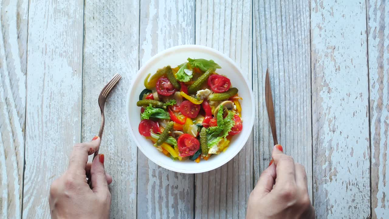 포크 와 칼 을 가진 다채로운 채소 러드