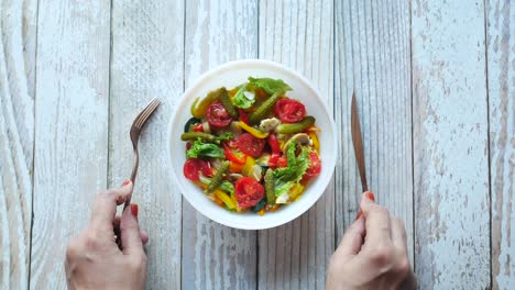 una colorida ensalada de verduras con tenedor y cuchillo