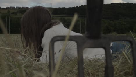 Mujer-Despreocupada-Relajándose-En-El-Campo-De-Los-Granjeros